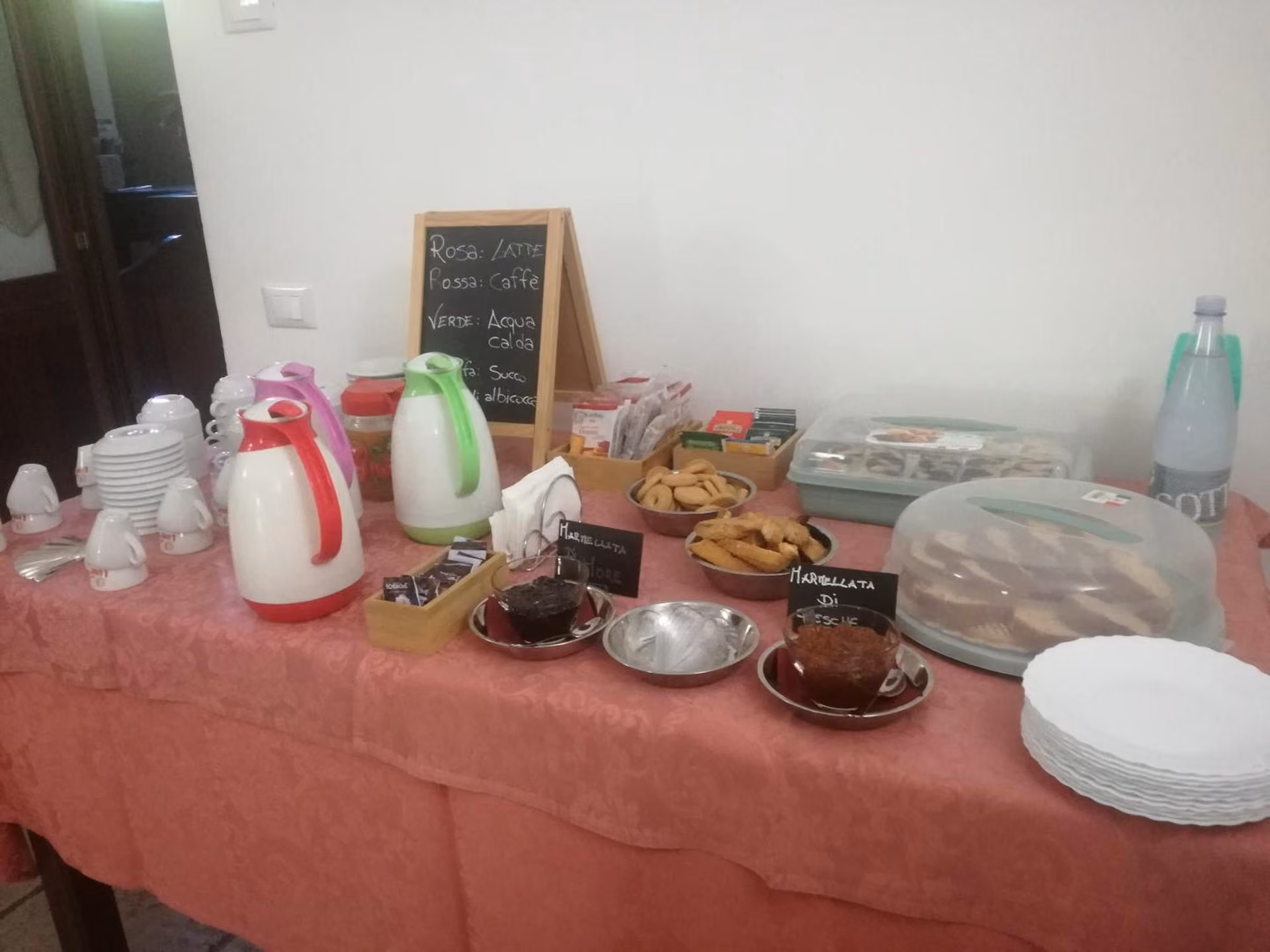 Portate della cucina contadina servite all'agriturismo