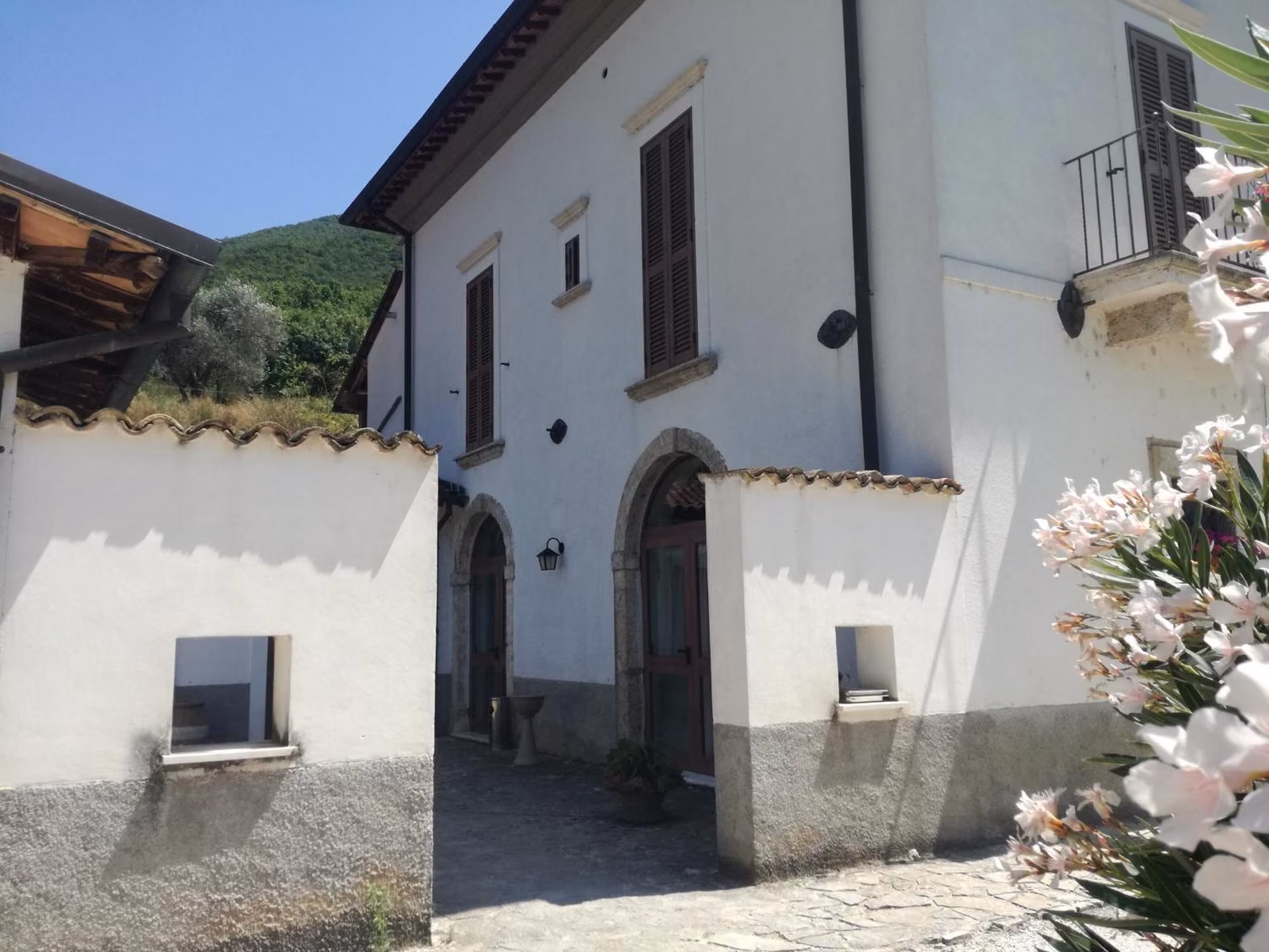 L'ingresso dell'Agriturismo Sant'Erasmo con il cancello e i fiori